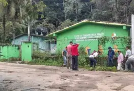 Retiran escombros en caminos y drenes de Tacotalpa