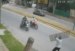 Evita robo de motocicleta lanzando una reja metálica contra ladrones