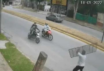 Evita robo de motocicleta lanzando una reja metálica contra ladrones