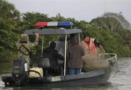 Conapesca y Semar realizan operativo levantando pa&ntilde;os para la pesca en cuerpos lagunares de Jonuta
