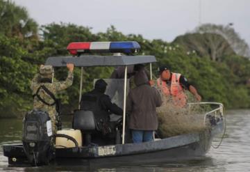 Conapesca y Semar realizan operativo levantando paños para la pesca en cuerpos lagunares de Jonuta