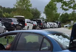 Adulto mayor no quiere hacer fila para vacuna e intenta meterse con todo y carro