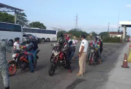Localiza Instituto Nacional de Migración a ocho personas migrantes originarias de Cuba trasportadas en motocicletas