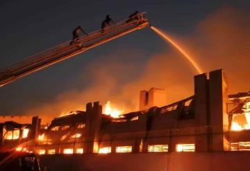 Incendio consume bodega de cartón en Edomex