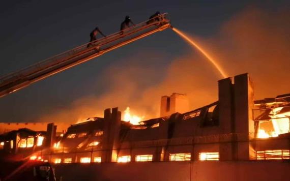 Incendio consume bodega de cartón en Edomex