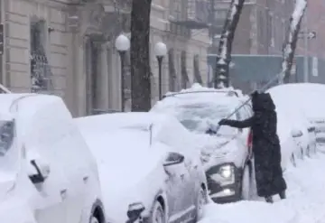 Casi 5 mil vuelos cancelados y apagones masivos provoca tormenta invernal en EU