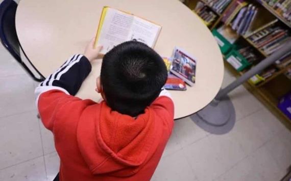 Niño escribe libro y lo esconde en los estantes de una biblioteca; ya tiene lista de espera para ser leído