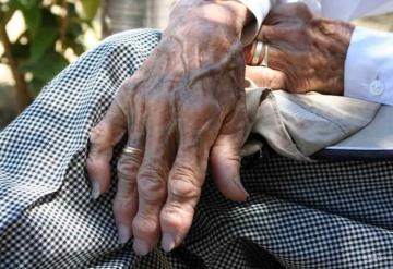 Abuelita duerme en cajero automático esperando reencontrarse con su hijo en Bolivia