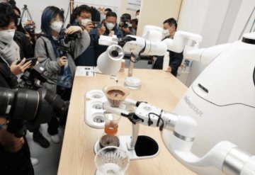 Robots en Juegos Olímpicos de Invierno preparan comida, café y tragos