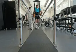 Un dispositivo de estímulos nerviosos ayuda a pacientes paralizados a caminar, pedalear y nadar