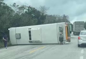 Se vuelca autobús en Ciudad del Carmen, al menos 6 personas resultaron heridas