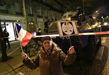 Manifestantes contra medidas anticovid desfilaron con tractores en París