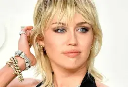 Look de Miley Cyrus en el Super Bowl, se inspira en Shakira