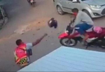 En Brasil hombre evita robo de motocicleta lanzando su casco al ladrón