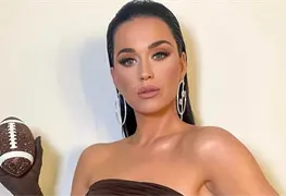 La cantante Katy Perry luci&oacute; lujoso bolso de cristales de 4 mil d&oacute;lares en el Super Bowl