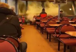 Gran ola rompe ventanas de un barco; pasajeros corren asustados