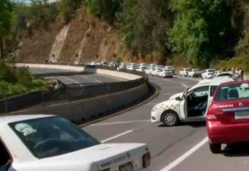 Taxistas bloquean carreteras en Edomex; rechazan operativos de movilidad