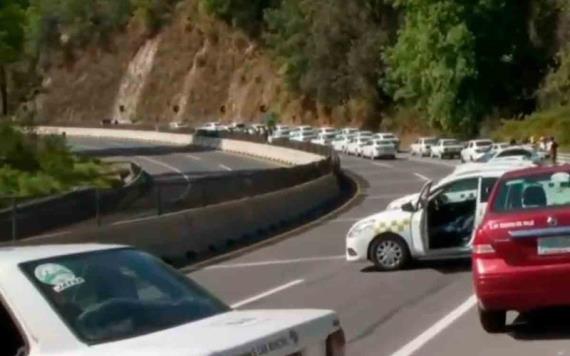 Taxistas bloquean carreteras en Edomex; rechazan operativos de movilidad