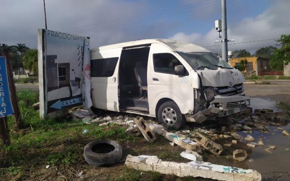 Vagoneta se estrella con 10 albañiles contra un muro