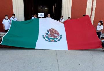 Desfilan banderas por calles de Oxolotán