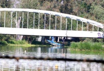 Hallan flotando cuerpo sin vida de mujer sobre pista de canotaje, en Xochimilco