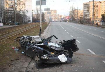 Tanque ruso aplasta un automóvil en Ucrania y conductor sale ileso