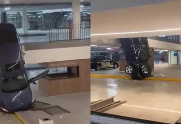 Hombre pierde control de su auto en estacionamiento de plaza en Edomex