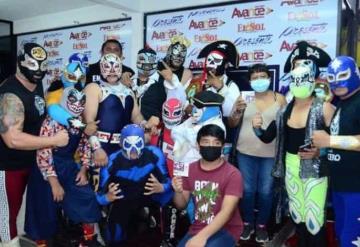 Luchadores y el grupo La Demanda convivieron con sus fans en las instalaciones del Sistema Informativo de Tabasco