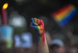 Video: Policías piden a pareja de mujeres ser discretas al besarse en público