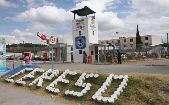 Dos reos mueren intoxicados tras beber alcohol adulterado en penal de Puebla