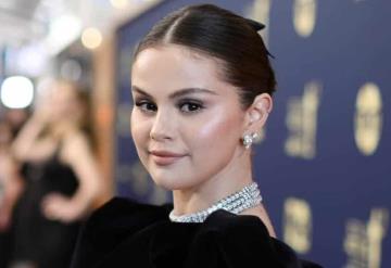 Se cae Selena Gómez en la alfombra roja de los SAG Awards