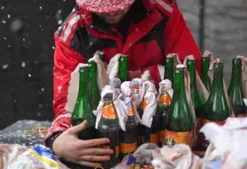Trabajadores de cervecerías, producen cócteles molotov para utilizarlos contra el ejército ruso