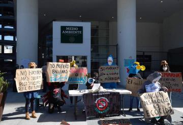 Activistas protestan frente a Semarnat; exigen frenar obras de muelles