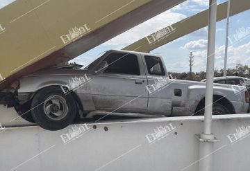 Conductor de camioneta pierde el control y choca con un puente en Villahermosa