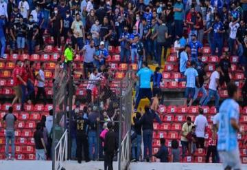 Violencia extrema en el fútbol mexicano: Decenas de heridos en feroz enfrentamiento entre hinchas de Querétaro y Atlas