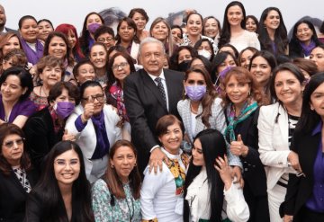 Funcionarias y legisladoras, reconocen política de género de AMLO