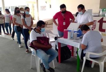 Aplican refuerzo a personas de 18 a 29 años en Jonuta