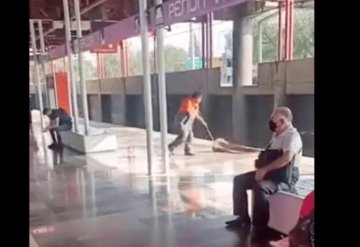 Conserje bailarín en el metro de la CDMX se vuelve viral en Tik Tok por peculiar forma de trapear