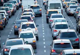 ¿Sabías existe una multa por no guardar distancia con el auto de adelante?