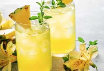 Agua de kiwi, piña y albahaca. Receta fácil y saludable para ayudarnos a combatir el calor