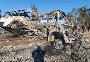 Choque de tren contra un camión de transporte de personal deja dos muertos en Jalisco