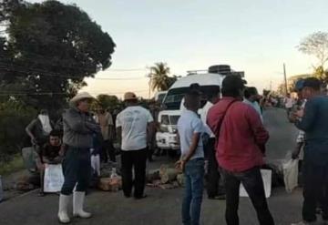 Campesinos del ejido Amatitan bloquean vía federal Villahermosa-Escarcega