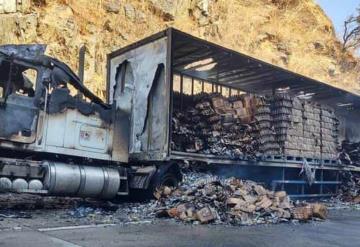 Se incendia tráiler cargado de cervezas en la Autopista del Sol en Guerrero