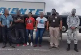 Ubica INM a cuatro personas migrantes debajo de una plataforma de tráiler