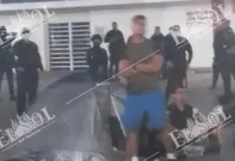 Personal del INM se presenta en Plaza de Armas ante migrantes que pasaron la noche ahí