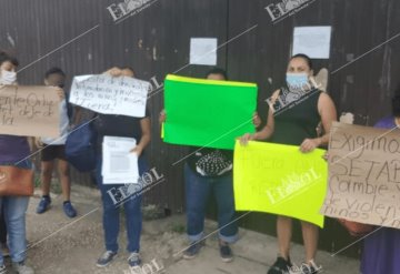 Padres se manifiestan para denunciar y destituir a profesora del Centro Educativo Integral N°1