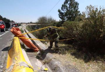 Cae auto desde 27 metros de altura en la México-Toluca