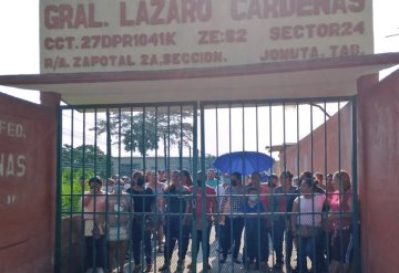 Madres de familia cierran escuela, están en contra del cambio de Dirección y profesora en Jonuta