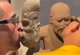 A manera de protestar por sus ventas, un artista besa y lame piezas prehisp&aacute;nicas en el Museo Nacional de Antropolog&iacute;a