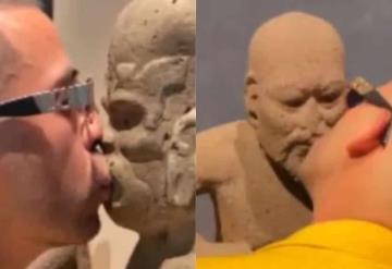 A manera de protestar por sus ventas, un artista besa y lame piezas prehispánicas en el Museo Nacional de Antropología